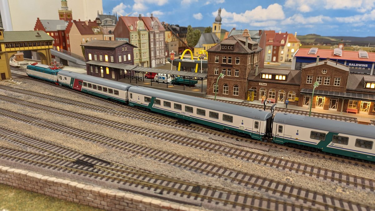 本日はイタリアの客車 #HOゲージ #Rivarossi 個性的な塗装の食堂車が