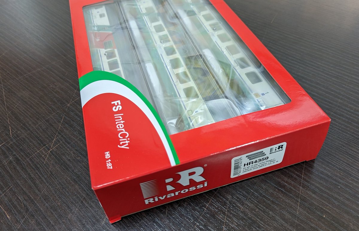 本日はイタリアの客車 #HOゲージ #Rivarossi 個性的な塗装の食堂車が