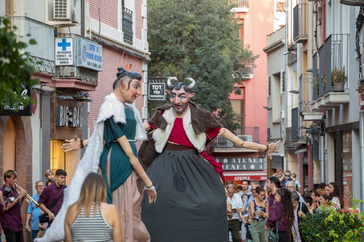 jordi_ballart's tweet image. 🦒3 girafes van ser les encarregades ahir d’inaugurar la 8a edició del @festivaldido, el festival de música i titelles de #Terrassa!
📍Avui el festival concentrarà la seva activitat al Parc de Vallparadís (zona Vela)!
Us animo a passar-hi! festivaldido.org