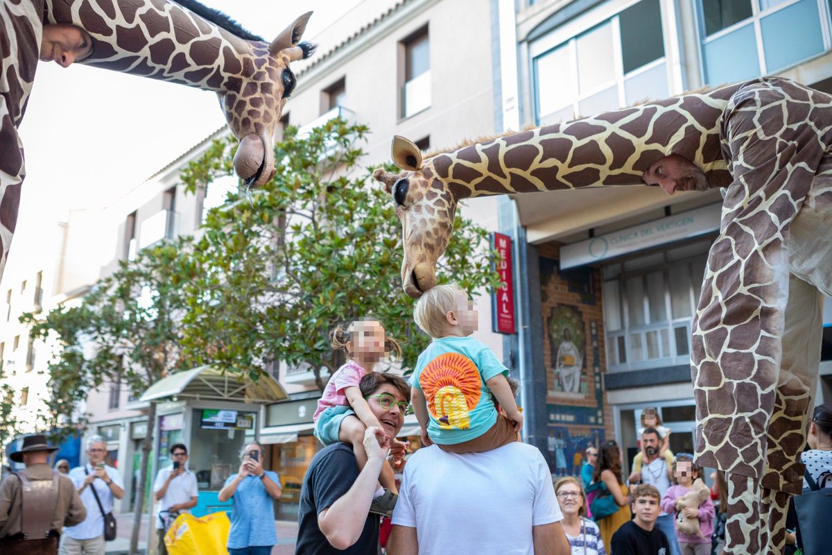 jordi_ballart's tweet image. 🦒3 girafes van ser les encarregades ahir d’inaugurar la 8a edició del @festivaldido, el festival de música i titelles de #Terrassa!
📍Avui el festival concentrarà la seva activitat al Parc de Vallparadís (zona Vela)!
Us animo a passar-hi! festivaldido.org