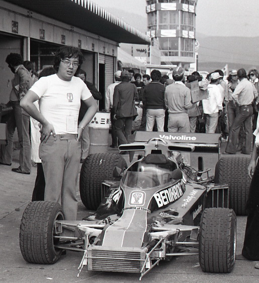 kaneko928's tweet photo. The way it was 1976, Japan F-1 GP,Fuji Speed Way, Gotemba, Shizuoka.
Mr JP Jarier with Shadow DN5B Ford DFV  V8 and youngboy named hiroshi kaneko.
When he was 23. https://t.co/JyQ438fqQR
