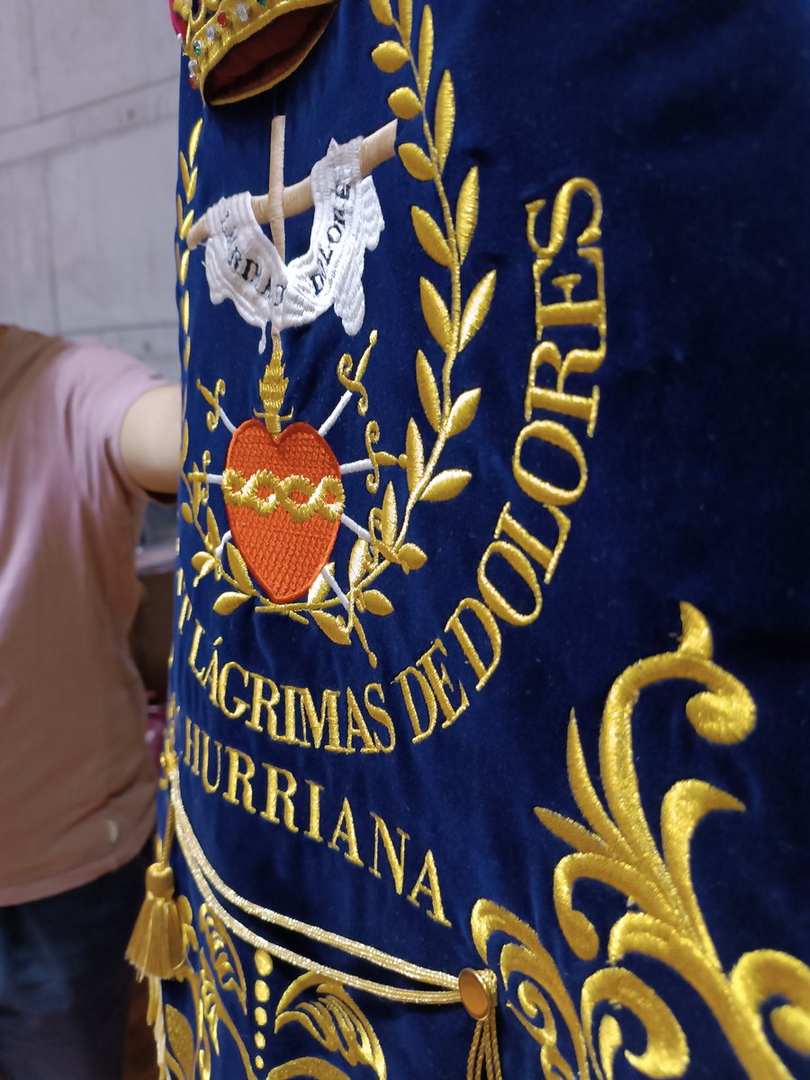 𝗘𝗦𝗧𝗥𝗘𝗡𝗢. Banderín.

Aprovechamos el día de nuestra Presentación para mostrar con detalle el banderín que luciremos desde hoy.

Diseño: Juan Antonio Triviño.

Confección: la prestigiosa <a href="/SMarisaOrtega/">Sastreria Marisa Ortega</a>, a quien agradecemos el increíble trabajo realizado.

#SuenaLagrimas