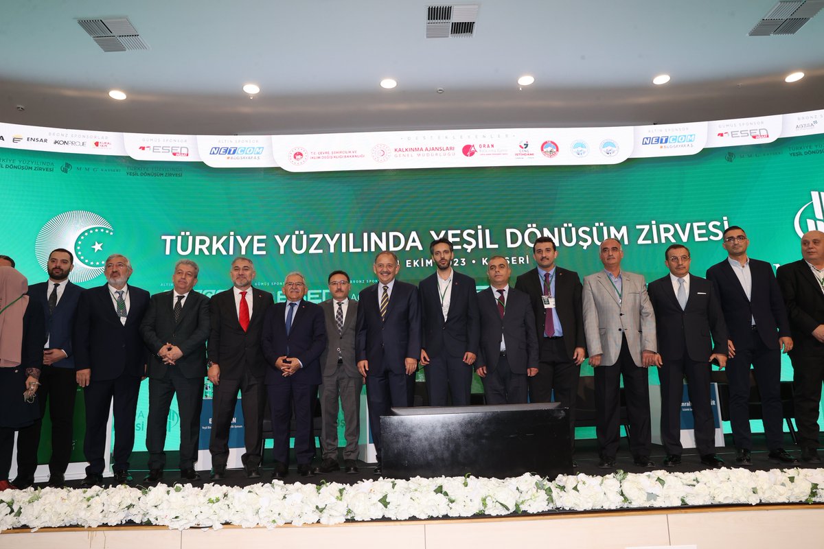 mehmetozhaseki's tweet photo. Mimar ve Mühendisler Grubu Kayseri Şubesi tarafından düzenlenen "Türkiye Yüzyılı’nda Yeşil Dönüşüm Zirvesi"ne katıldık.

2053 Net Sıfır Emisyon ve Yeşil Kalkınma hedefimiz doğrultusunda, iklim değişikliğiyle mücadelemizi kararlılıkla sürdürüyoruz. Saygıdeğer @EmineErdogan Hanımefendi'nin himayelerinde bir dünya markası olan #SıfırAtık ile de atıkların geri dönüşümünü bir yaşam tarzı hâline getirdik.

Çocuklarımızın daha temiz ve sağlıklı bir dünyada yaşayabilmeleri için Yeşil Dönüşümü tüm sektörlerde yaygınlaştıracağız. #TürkiyeYüzyılı'nın iklim dostu, Sıfır Atık uyumlu şehirlerini birlikte inşa edeceğiz. ♻️