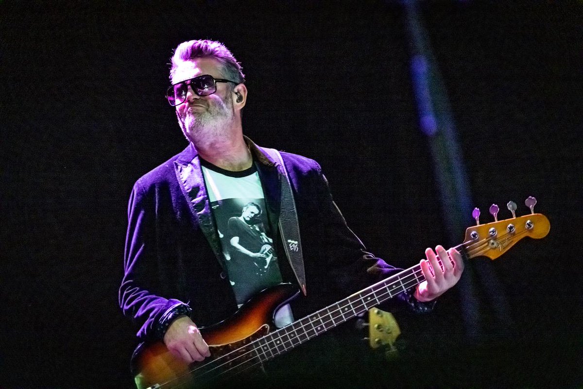 Aongus nails it in Manchester. And the T shirt shows his brother, guitar ace Gavin who died 4 years ago.