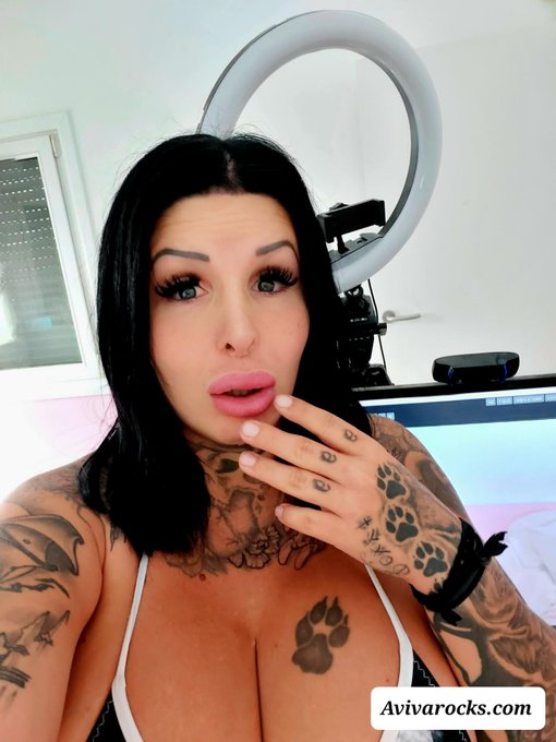 Ups! Mein Ringlicht hat das Zeitliche gesegnet... Wer m&ouml;chte mir ein neues Sponsern damit wir wieder<a href="/tag/stripchat"class="tags"><span>#stripchat</span></a><a href="/tag/stripchatlive"class="tags"><span>#stripchatlive</span></a>