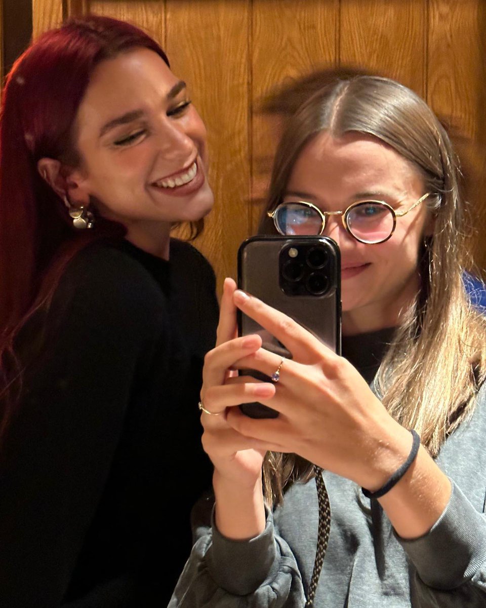 Dua Lipa ayer cenando con amigos y con una fan en un restaurante en Londres (13/10)