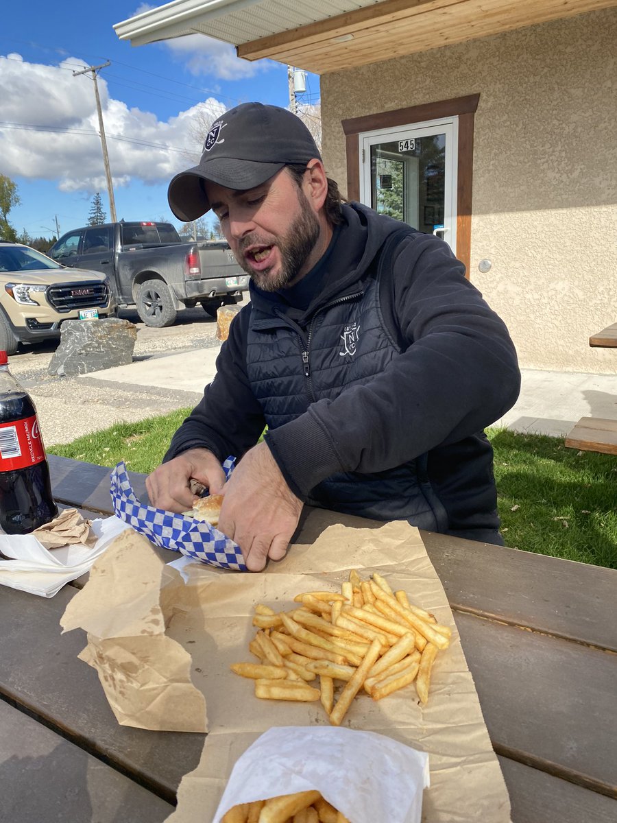 After 10yrs travelling with this guy watching him devour world class burgers and watching his golf game get devoured by world class golf courses I finally got him to try hands down the best burger I’ve ever had. Where does it rank @_SMajor_  #snakshak #selkirkmb