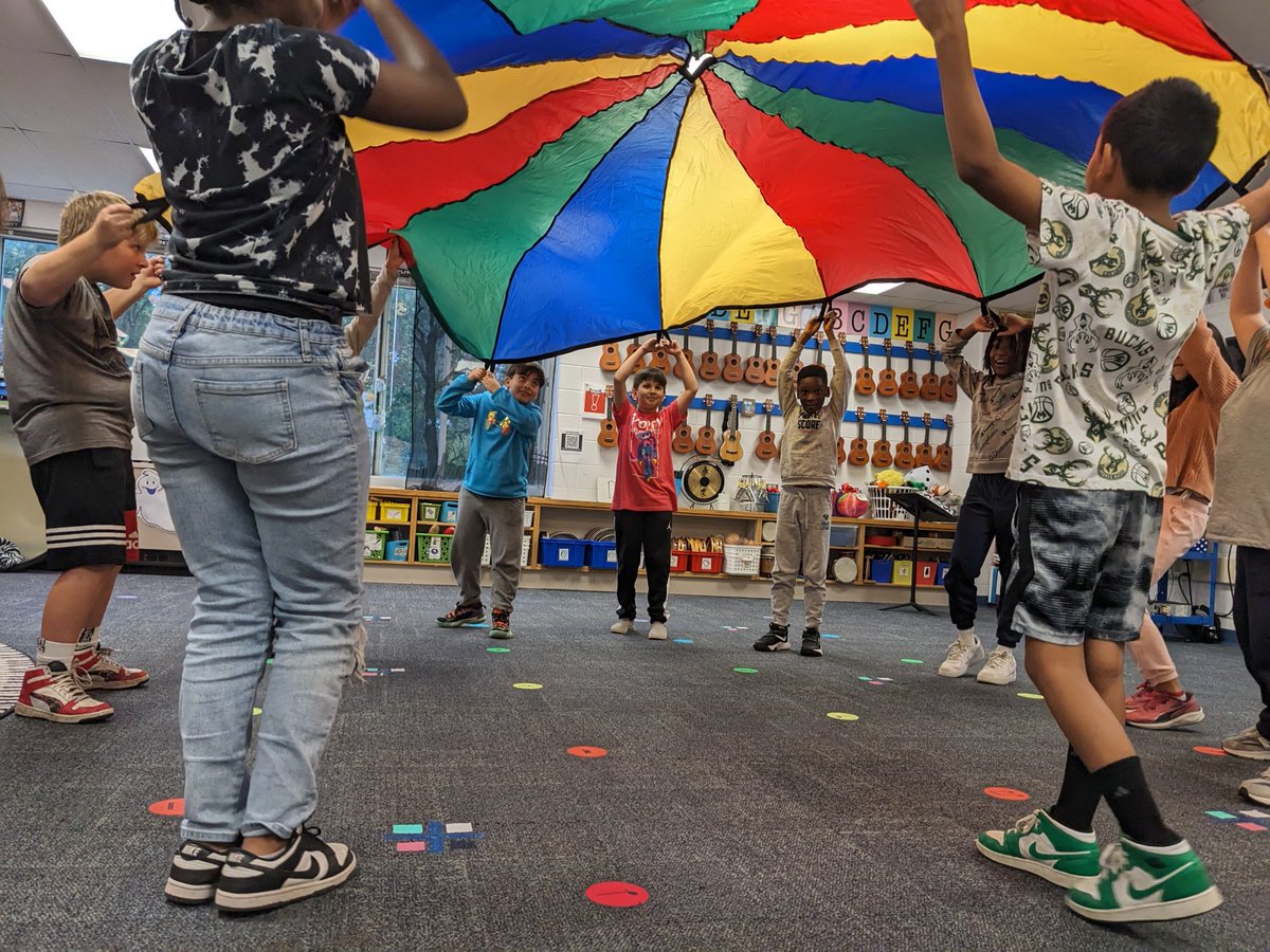 ecrutchfield112's tweet image. Parachute choreography, singing solos &amp;amp; duets, finding the meter with beat kits, &amp;amp; feeling the beat with bean bags - Wildcats had a great week of learning in music! @WayneThomasscho @hoffman_wt @NoraBarks @MissSprowls2022 @3HWayneThomas #wt112 #112leads #d112teachers #wtrising