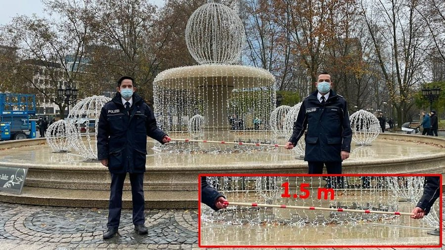 rotpunktchen's tweet photo. @DPolGHH Machen Sie sich keine Sorgen, die Polizei Frankfurt kennt sich hervorragend mit dem Einsatz von #Abstandshölzern bei unerwünschten Demonstrationen aus. Die schaffen das! https://t.co/52QLCjqnvO
