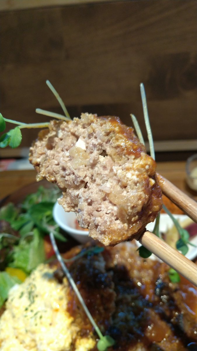 groundtetra's tweet photo. 今日の #虹音 さんライブの会場であるカフェ、岩倉の #Heartley さんで提供された選べるランチがヘルシーでウマかったです🍽️☕️😊
ロコモコ丼はさっぱり爽やかだしローゼルティーは香りが良くクンカクンカす~は~す~は~しまくっておきました(笑)☕️🥰 https://t.co/ZIs9N3okb7