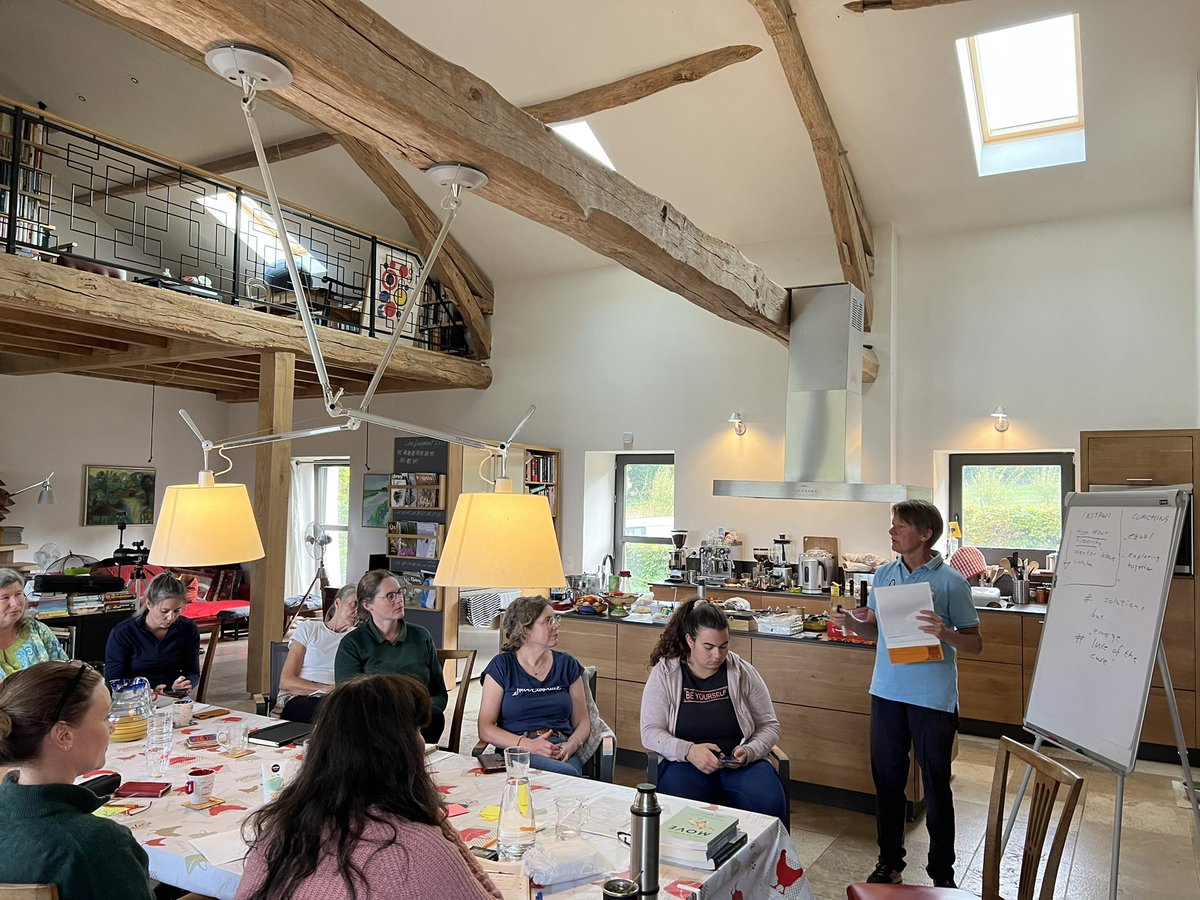ytjepoppinga's tweet photo. Het is herfst geworden, maar na de buien vanmorgen blijft het prima buitenwerk weer! P vertelt over de kracht van coaching en over @intrinzen , waar Váfi meester in is, ook met passagier! Dat zien we buiten.
Vanmiddag Cathrine verder over opzetten eigen bedrijf online. #RLAV https://t.co/rij0l4gJyu