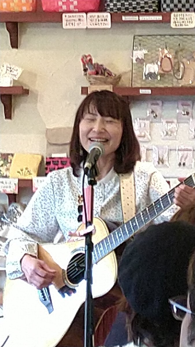 groundtetra's tweet photo. 岩倉 #Heartley さんにて #虹音 さんのライブを見てきました🌈🎵
観覧は8ヶ月ぶり2度目とあり聴く曲全てが新鮮に感じます😊🍀
1時間強、気になる曲も数曲ありしっかり虹音サウンドを楽しみました🎵🎤🎸
PS…先日友人が聞いてきたにじのにじたろう氏とは名前の一部と性別以外全く似てません(笑)👋🤣 https://t.co/n0j6BdyPKt