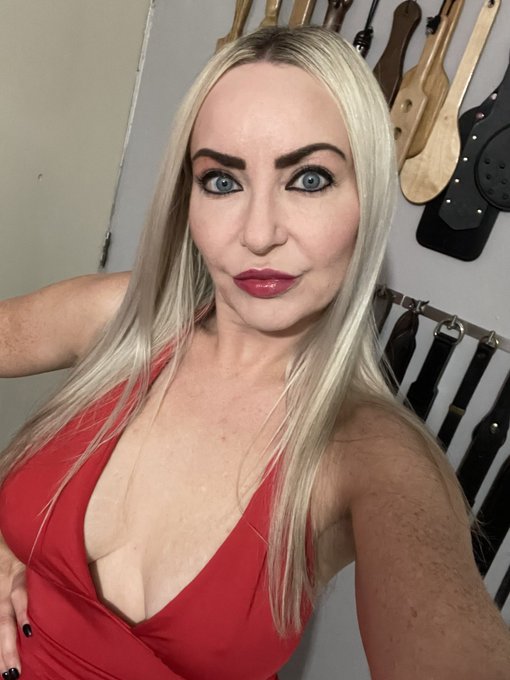 Happy weekend! 🖤 I&rsquo;ve just been facesitting in this gorgeous outfit. And a bit of the smotherbox too<a href="/tag/mask"class="tags"><span>#mask</span></a><a href="/tag/dominatrix"class="tags"><span>#dominatrix</span></a><a href="/tag/mistress"class="tags"><span>#mistress</span></a><a href="/tag/domme"class="tags"><span>#domme</span></a>