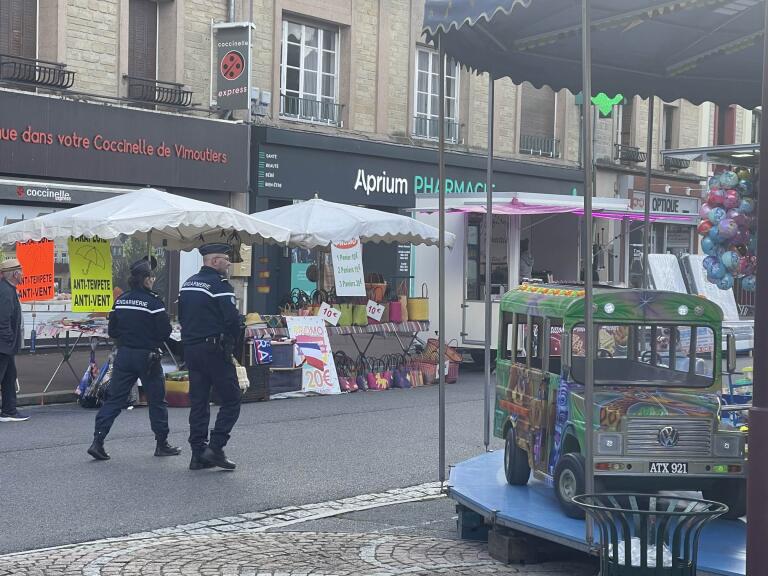 Gendarmerie_061's tweet photo. Les 👮♂️ de la COB de #Gacé sont présents pour que vous profitiez en toute sécurité de la 80ème foire de la 🍏 à #Vimoutiers
#NotreEngagementVotreSécurité https://t.co/N7vIuSgaz0