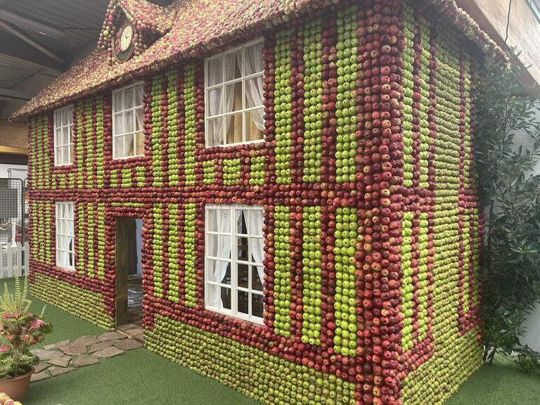 Gendarmerie_061's tweet photo. Les 👮♂️ de la COB de #Gacé sont présents pour que vous profitiez en toute sécurité de la 80ème foire de la 🍏 à #Vimoutiers
#NotreEngagementVotreSécurité https://t.co/N7vIuSgaz0