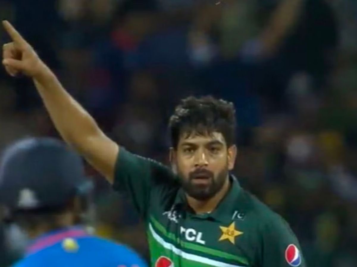Rathorism's tweet photo. @_FaridKhan Udhr maaro udhar. Rohit be like le #INDvsPAK https://t.co/mh2FY3fvNd