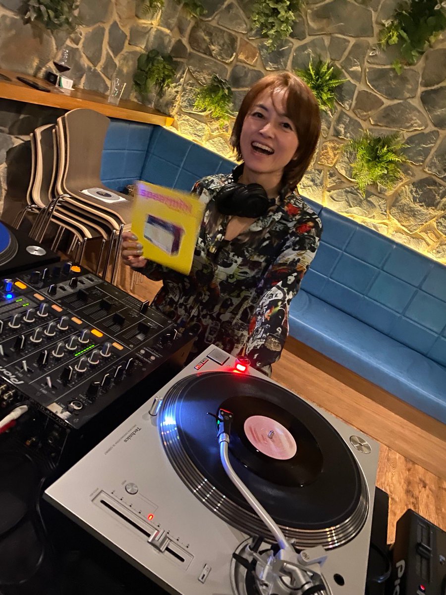 naritamasami's tweet photo. やっぱDJ楽しいな😆
ライブとワインバーが合体した大人のための素敵なイベントでした🍷
#winebox #奇妙礼太郎
https://t.co/IaCA1xbe5T https://t.co/nsqjWb1WtC