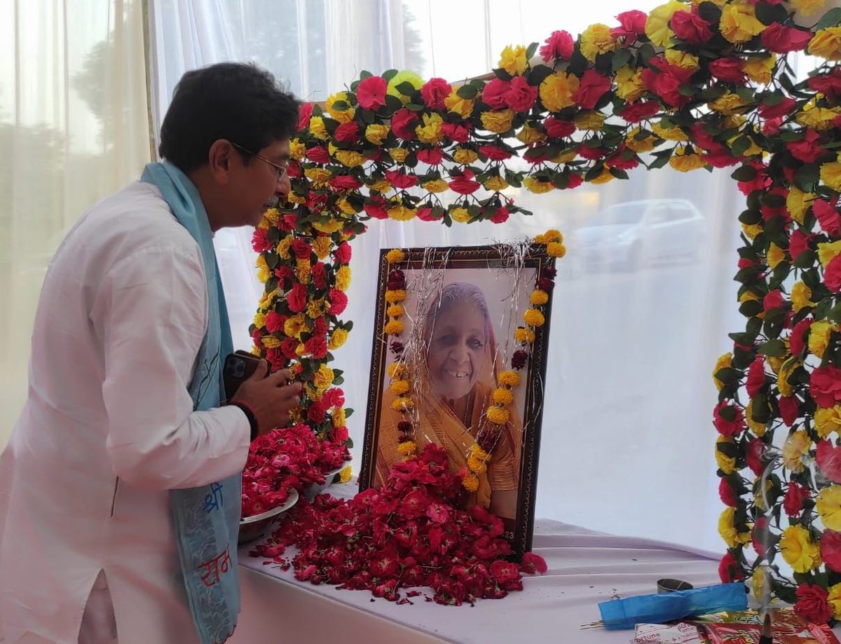 AnuraagJhansi's tweet photo. श्री जयन्तमणि जैन जी की पूज्य माताजी के दुखद निधन के उपरांत करगुआ जी जैन मंदिर पहुंचकर शोकाकुल परिवार  अपनी शोक संवेदनाएं व्यक्त की ।

इस दौरान महापौर श्री बिहारी लाल आर्य जी साथ रहे । https://t.co/Jfm5357SFm