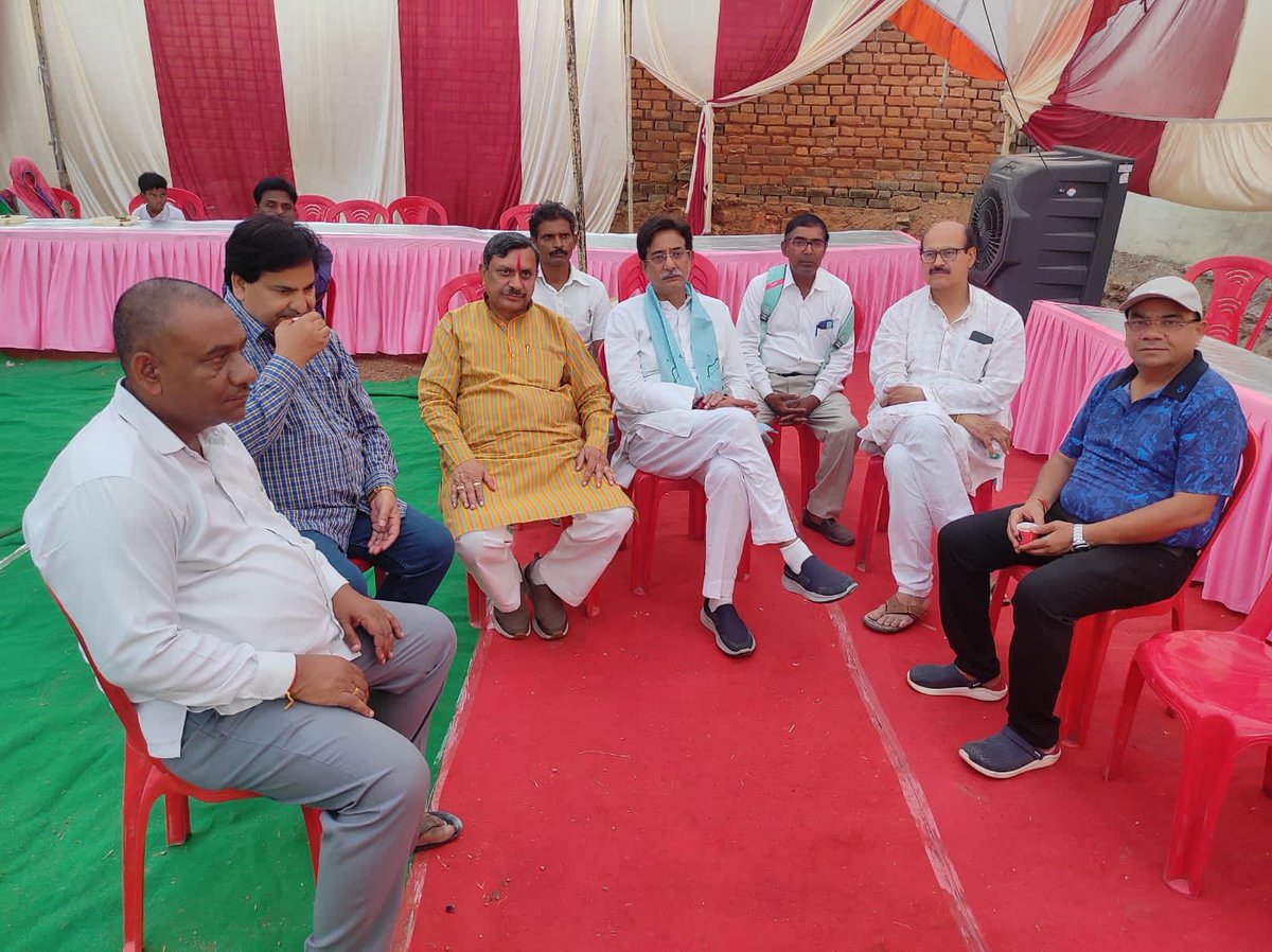 AnuraagJhansi's tweet photo. श्री जयन्तमणि जैन जी की पूज्य माताजी के दुखद निधन के उपरांत करगुआ जी जैन मंदिर पहुंचकर शोकाकुल परिवार  अपनी शोक संवेदनाएं व्यक्त की ।

इस दौरान महापौर श्री बिहारी लाल आर्य जी साथ रहे । https://t.co/Jfm5357SFm