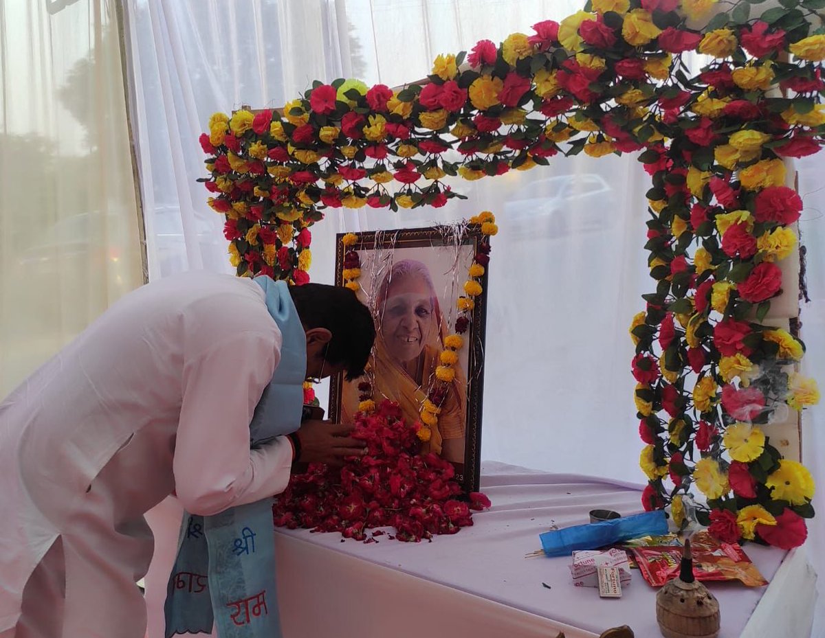 AnuraagJhansi's tweet photo. श्री जयन्तमणि जैन जी की पूज्य माताजी के दुखद निधन के उपरांत करगुआ जी जैन मंदिर पहुंचकर शोकाकुल परिवार  अपनी शोक संवेदनाएं व्यक्त की ।

इस दौरान महापौर श्री बिहारी लाल आर्य जी साथ रहे । https://t.co/Jfm5357SFm