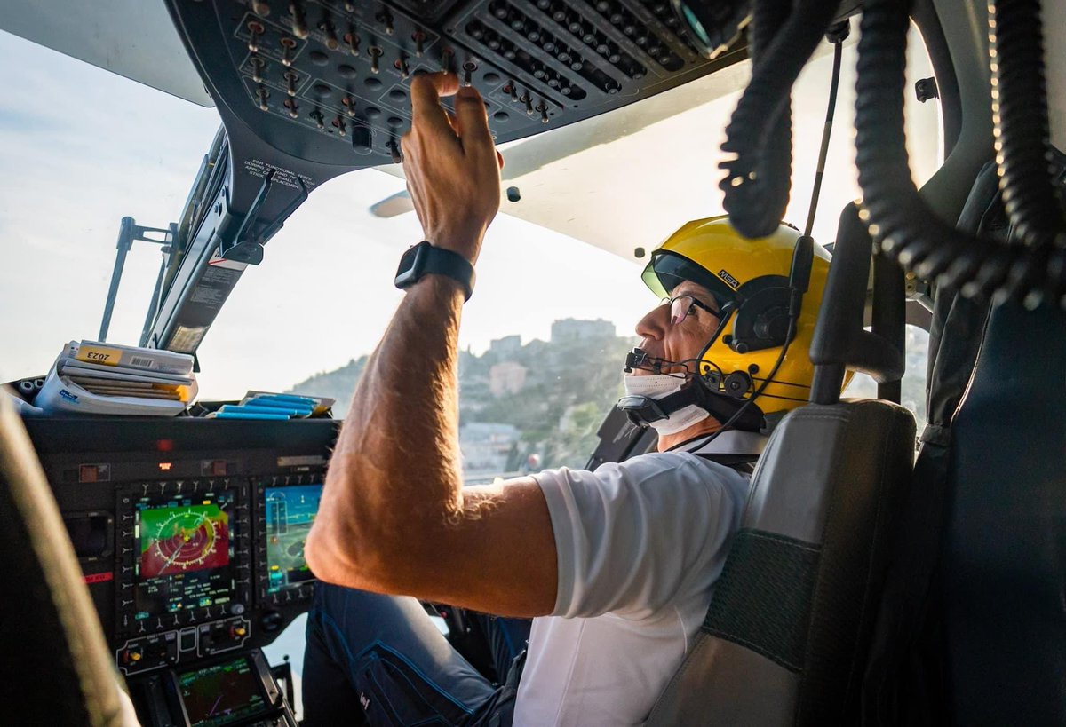ActuSamu's tweet photo. [ ActuSAMU - Immersion ] : 📸 Immersion ⁉️ #Acte5 : 

➡️ Dans le Département des Alpes-Maritimes, entre mer et montagne, les équipes du #SAMU06 participent pleinement à l’équipage du #SMUH 🚁 qui permet un gain de temps non négligeable pour les interventions

📸 Baptiste SIMON https://t.co/W9bdCjEshd