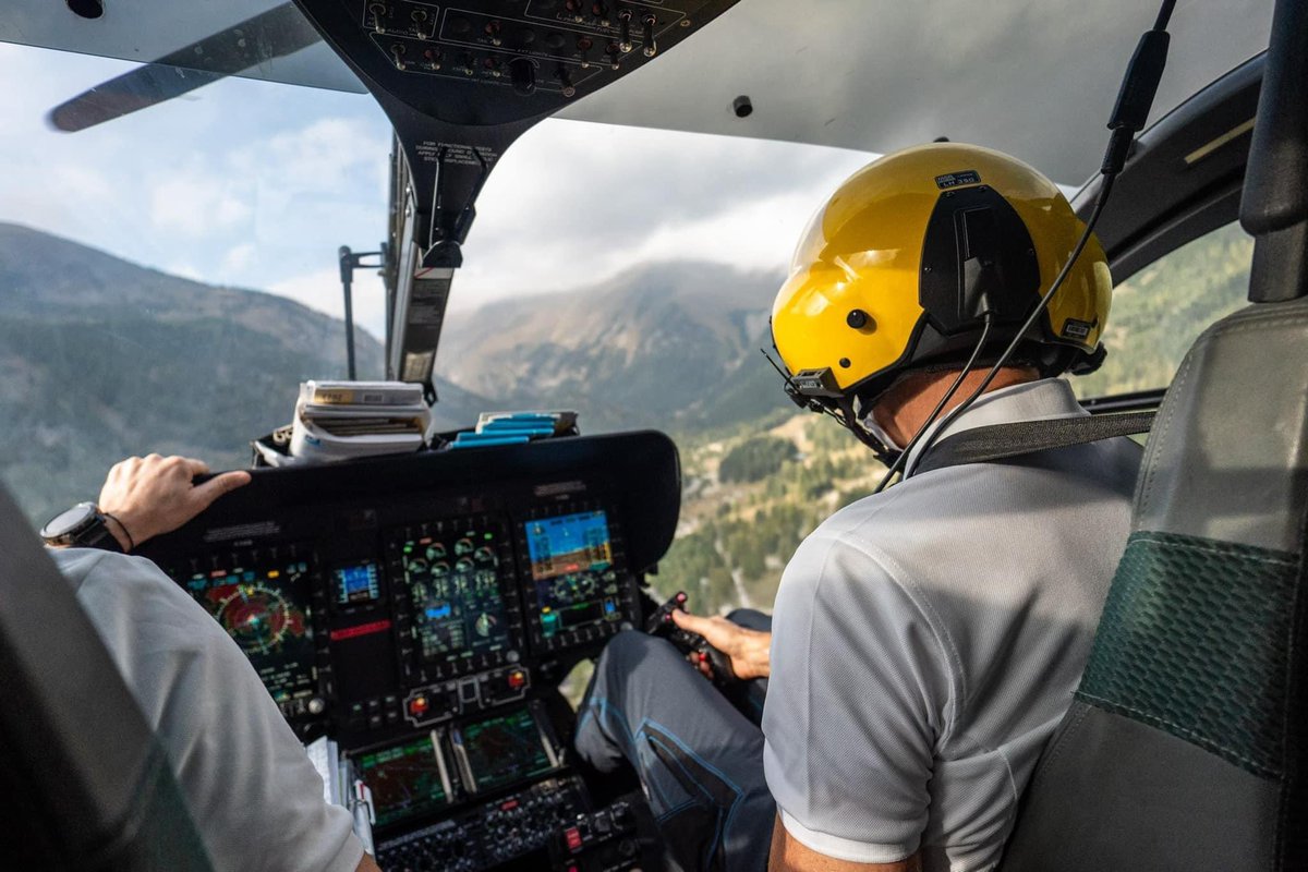 ActuSamu's tweet photo. [ ActuSAMU - Immersion ] : 📸 Immersion ⁉️ #Acte5 : 

➡️ Dans le Département des Alpes-Maritimes, entre mer et montagne, les équipes du #SAMU06 participent pleinement à l’équipage du #SMUH 🚁 qui permet un gain de temps non négligeable pour les interventions

📸 Baptiste SIMON https://t.co/W9bdCjEshd