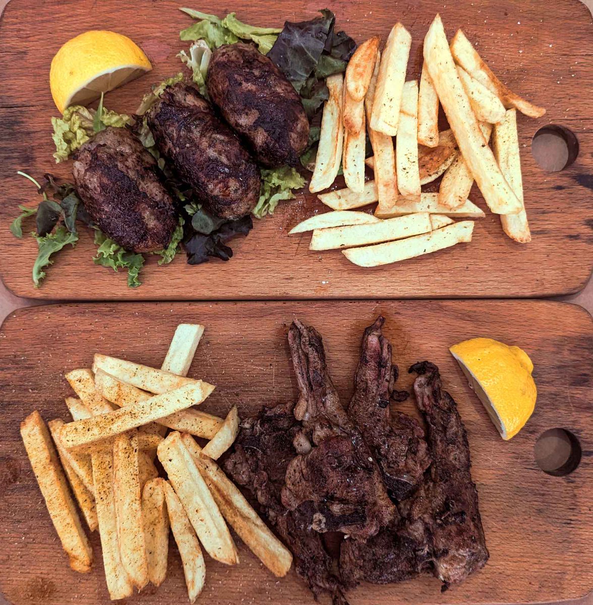 Το τραγούδι λεει με παρέσυρε το ρέμα. 😜Εμεις στεκόμαστε βράχος ακλόνητος στην θέση μας και στην καρδιά σας. Ειμαστε έτοιμοι ξανά και ξανά ακονίσαμε τα μαχαίρια μας γυαλίσαμε τα πιρούνια μας και σας περιμένουμε να φάμε μαζί στην πιο ομορφη και γνωστή αυλή του Πηλίου.