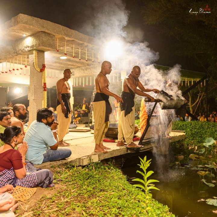 SadhguruTamil's tweet photo. லிங்கபைரவியில் தனித்துவமிக்க மஹாளய அமாவாசை இரவில் பதிவுசெய்யப்பட்ட சில காட்சிகள்.

#MahalayaAmavasya #DeathRituals https://t.co/4t4Dd4OVTn