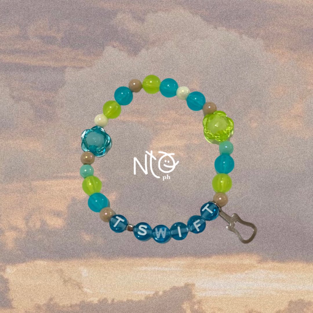 nothankqPH's tweet photo. ♪ so make the friendship bracelets 
take the moment and taste it✦♪

some of the friendship bracelets that we gave away last night!!♡☽

#theerastourfilm #theerastour #friendshipbracelets #swiftie #taylorswift https://t.co/U70BSXlOBD