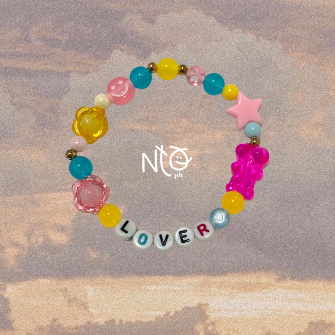 nothankqPH's tweet photo. #theerastourfilm #theerastour #friendshipbracelets #swiftie #taylorswift https://t.co/yUvSML8hJa