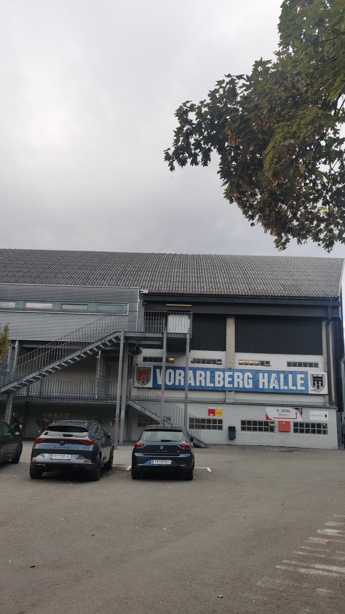 Nach fast 20 Jahren wieder in der Vorarlberghalle. Außer einer neuen Bande ist nicht viel passiert. Wetter ist auch nicht viel besser. Kein Wunder, dass <a href="/martinpfanner/">Martin Pfanner</a>  nie lacht 😉