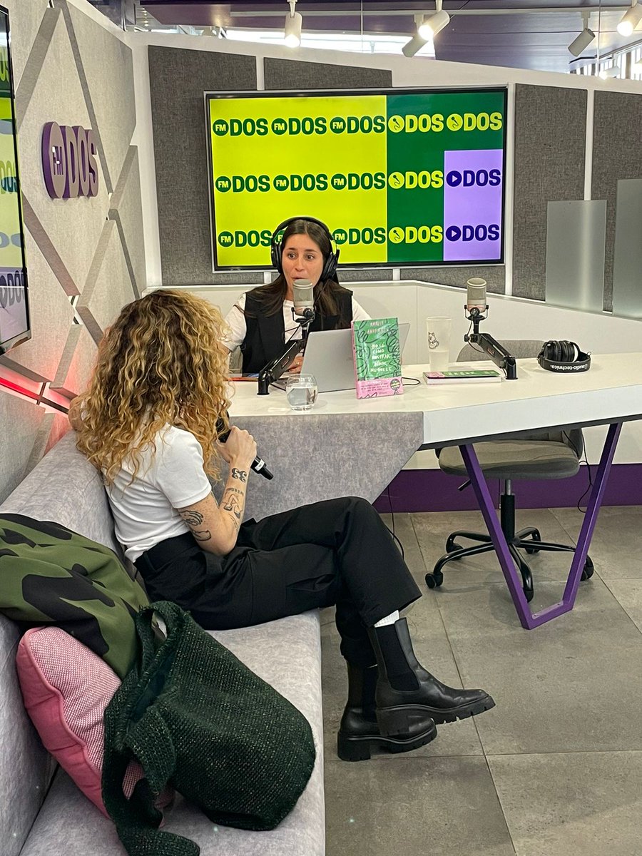 Durante su primer día en Chile, <a href="/amaliaandrade_/">Amalia Andrade A.</a> fue entrevistada en <a href="/FMDOS/">FMDOS</a> para presentar su nuevo libro "No sé cómo mostrar dónde me duele".

¿Te gustaría conocer a la autora? Te esperamos en el <a href="/festdeautores/">Festival de Autores</a> &gt; bit.ly/3FihGRA

#CreemosEnLosLibros 📚 <a href="/Corp_del_libro/">LibroyLectura</a>