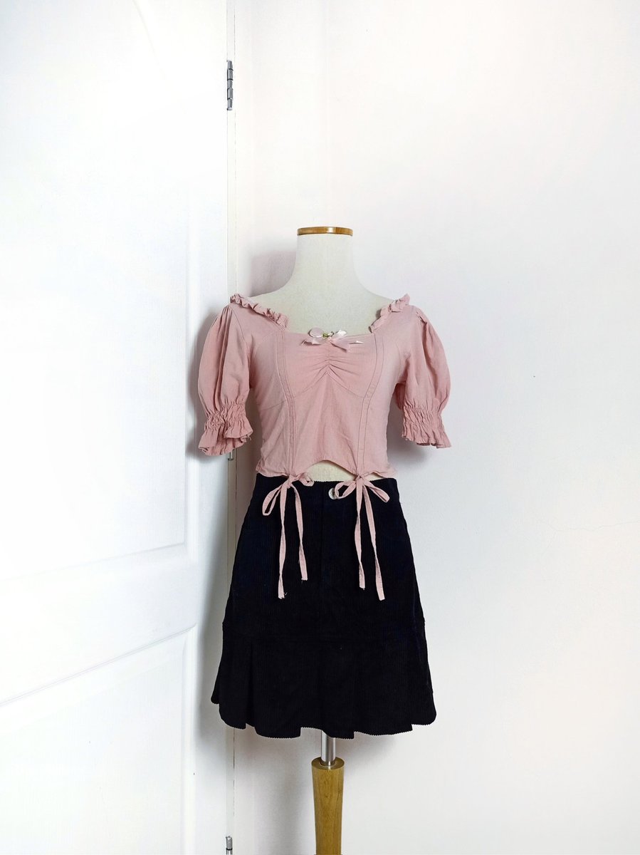 merrygoround_s's tweet photo. Analis 
เสื้อครอปสีชมพู 🍨🎀 แขนจั๊มตุ๊กตา แต่งโบว์ริบบิ้น น่ารักมากหวานๆ เจ้าหญิงง ผ้าใส่สบาย ป้ายโดนตัด+ตรงริบบิ้นชายรุ่ย นอกนั้นสภาพดีค่า

Size ✿ อก 30-34 ยาว 15
Price : 120฿ 

#ส่งต่อเสื้อผ้า #เสื้อผ้ามือสอง #โล๊ะตู้ #โล๊ะตู่เสื้อผ้า #เสื้อผ้าสไตล์เกาหลี https://t.co/2haBeo8MFF