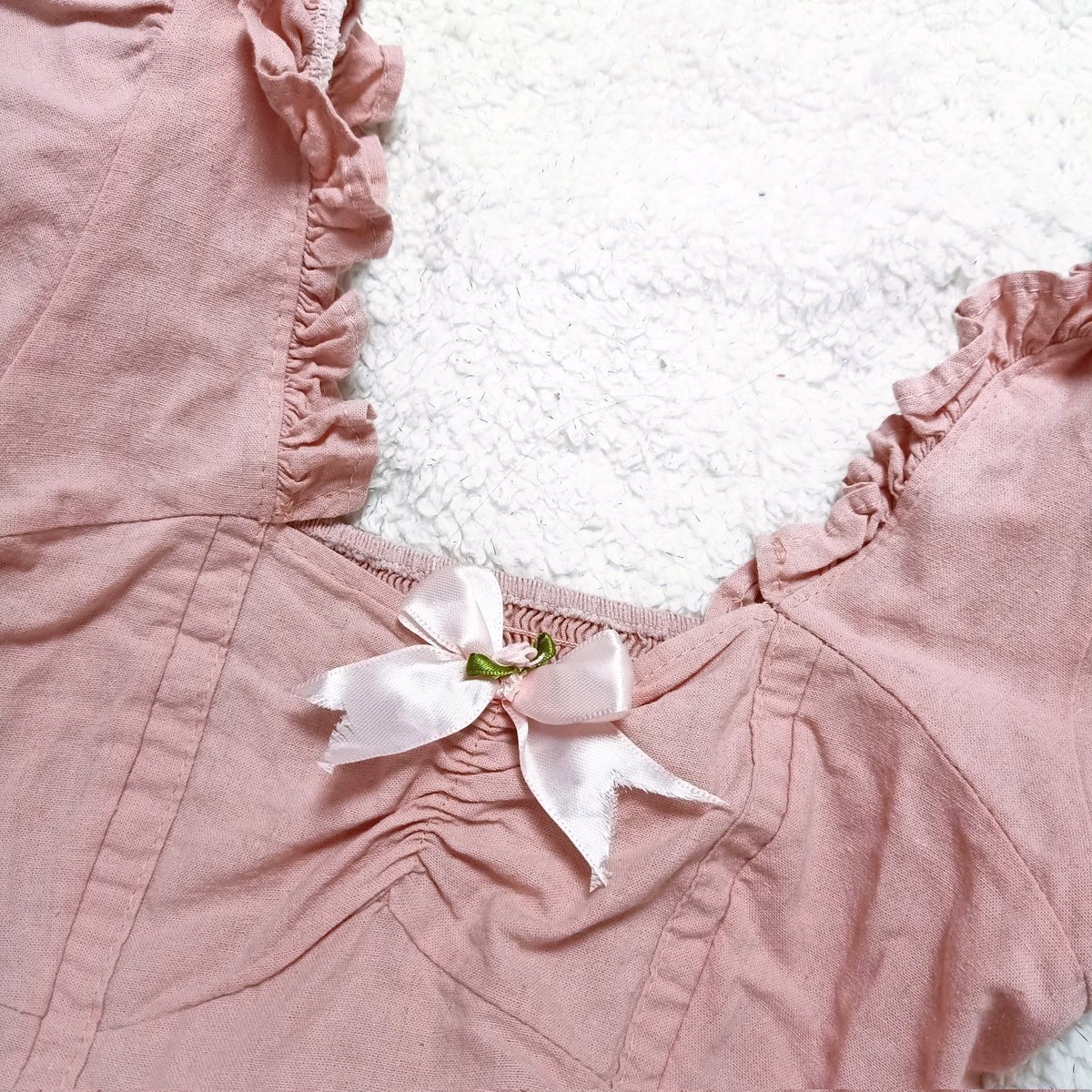 merrygoround_s's tweet photo. Analis 
เสื้อครอปสีชมพู 🍨🎀 แขนจั๊มตุ๊กตา แต่งโบว์ริบบิ้น น่ารักมากหวานๆ เจ้าหญิงง ผ้าใส่สบาย ป้ายโดนตัด+ตรงริบบิ้นชายรุ่ย นอกนั้นสภาพดีค่า

Size ✿ อก 30-34 ยาว 15
Price : 120฿ 

#ส่งต่อเสื้อผ้า #เสื้อผ้ามือสอง #โล๊ะตู้ #โล๊ะตู่เสื้อผ้า #เสื้อผ้าสไตล์เกาหลี https://t.co/2haBeo8MFF