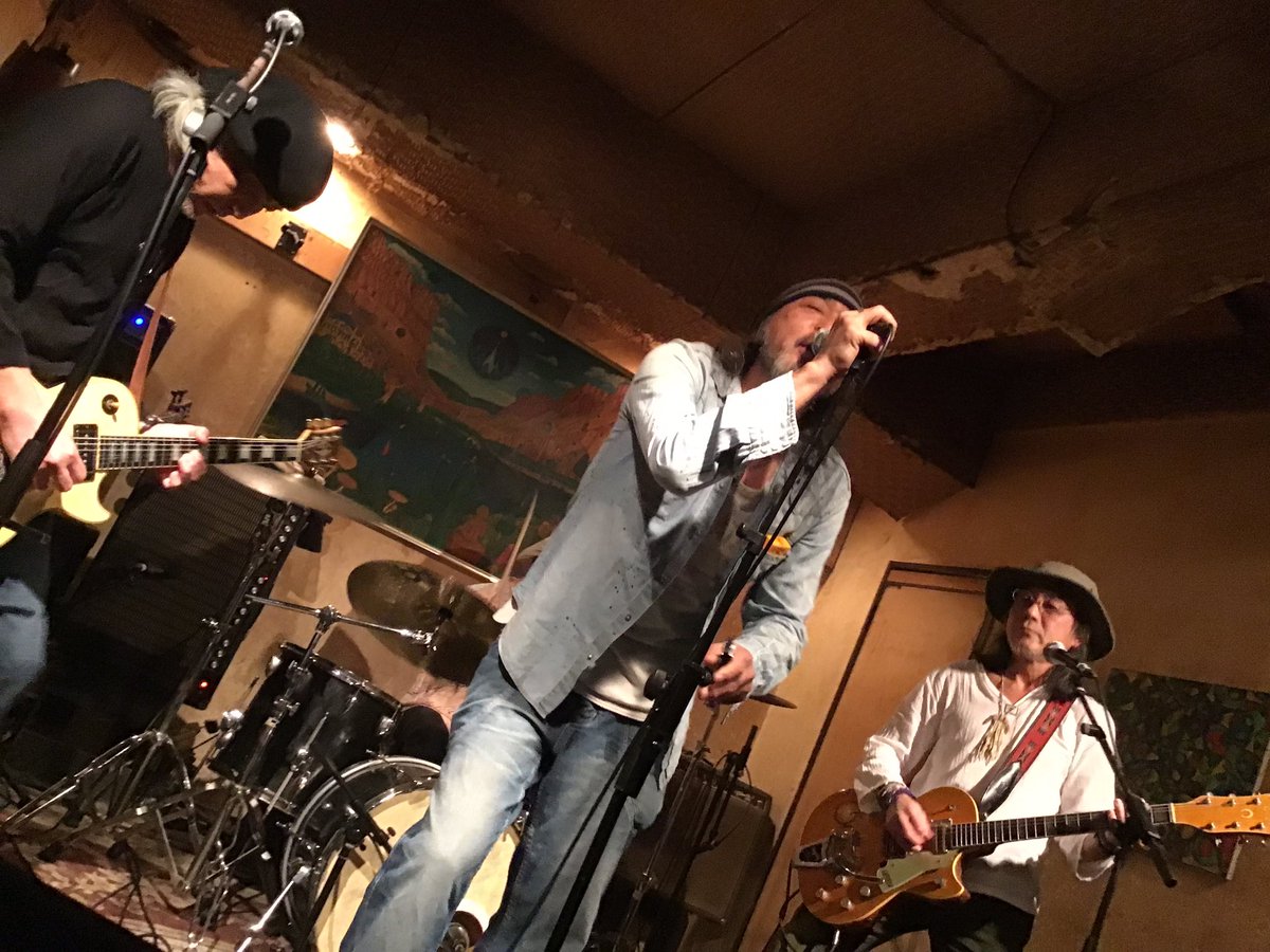 srvpride_joy's tweet image. zerozone見て来た＼( 'ω')／かっけーェェ
地球屋はいつも楽しいー
こんな尖ったバンド、ないわ
来月18(土)も地球屋❗️
#zerozone
#地球屋