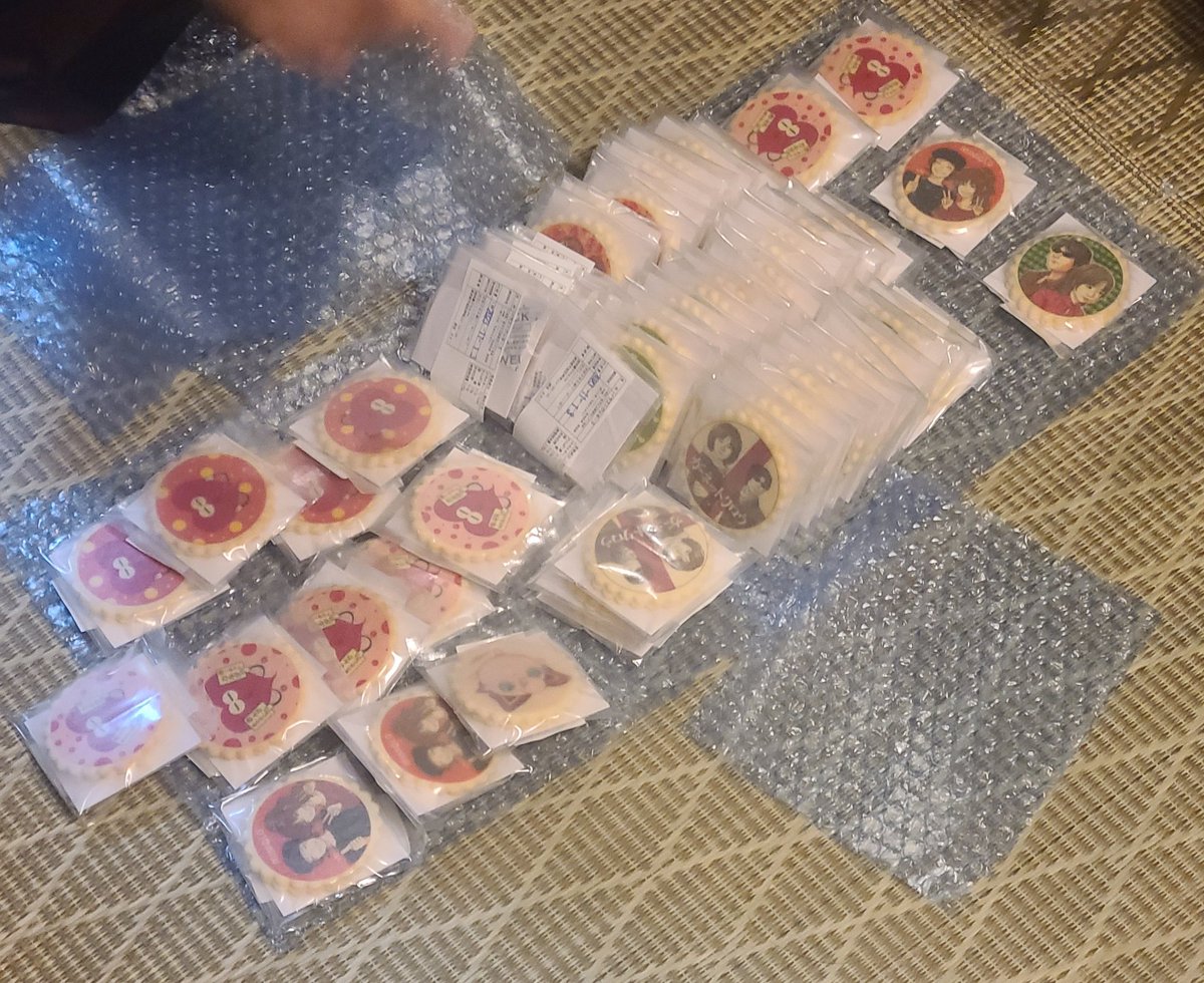 betti_reygnet's tweet photo. 今日はガネオフ会に初参加してきた‼️
イントロやったり、カルタやったり、絵クイズやったり、マシュマロ食べたりetc…😄
初めてで少し緊張したけれど色々と楽しませてもらいました😁
自分をお誘いしていただいたつぐみ(@masyuronmakaron)さん本当にありがとうございました🙇

#GARNETCROW
#ガネオフ会 https://t.co/pjjxkjIi8l