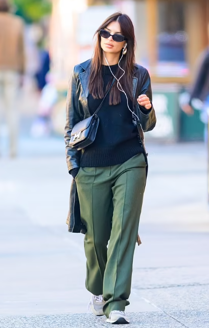 THEFUNCRUISE1's tweet photo. Emily Ratajkowski looked effortlessly cool in a long black leather jacket while stepping out for a leisurely stroll around New York City

#EmilyRatajkowski #TheFunCruise https://t.co/IATI07GVzo