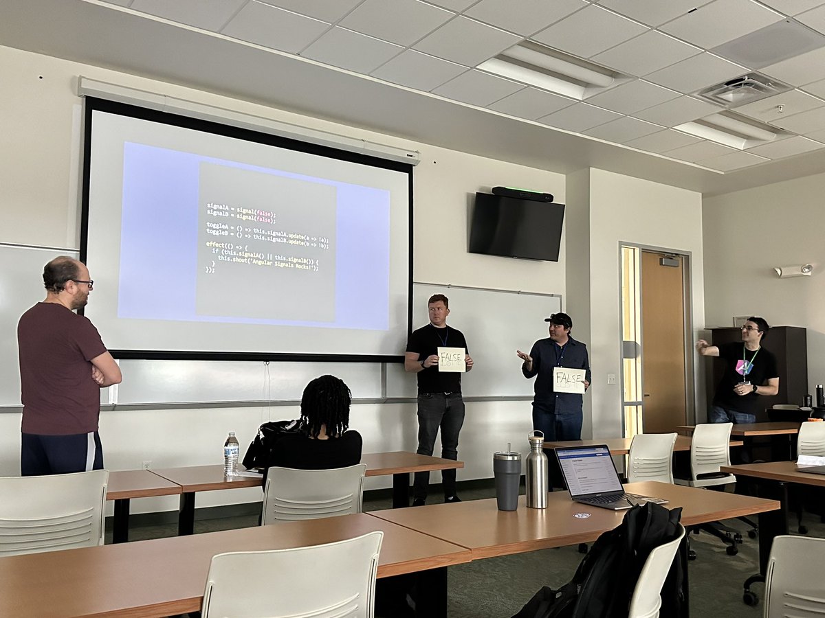 loiane's tweet photo. First session of the day at #DevFestFlorida with @ChrisJPerko about Angular Signals https://t.co/50xdj7NupH