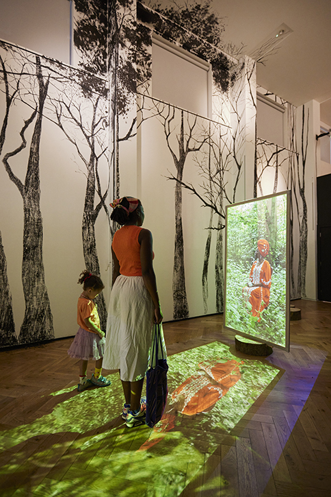 Julia DeFabo from @OrleansHG introduces Phoebe Boswell's site-specific exhibition 'A Tree Says [In These Boughs The World Rustles]' artuk.org/discover/stori… 📸 courtesy of @OrleansHG