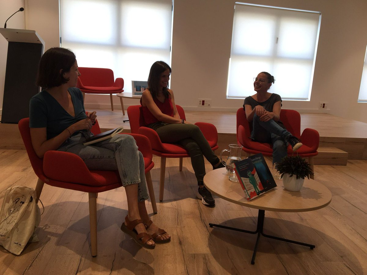 Compartir literatura, fer-ho amb dones fantàstiques, i estrenant sala polivalent a un dels meus espais preferits. Gràcies <a href="/laufabregat/">Laura Fabregat</a> per la valentia i la sinceritat a l'ensenyar-nos com és "La vida per dins" ✍️🩵 Gràcies <a href="/BtfAlcanar/">Biblioteca d'Alcanar</a> per sempre bategar.