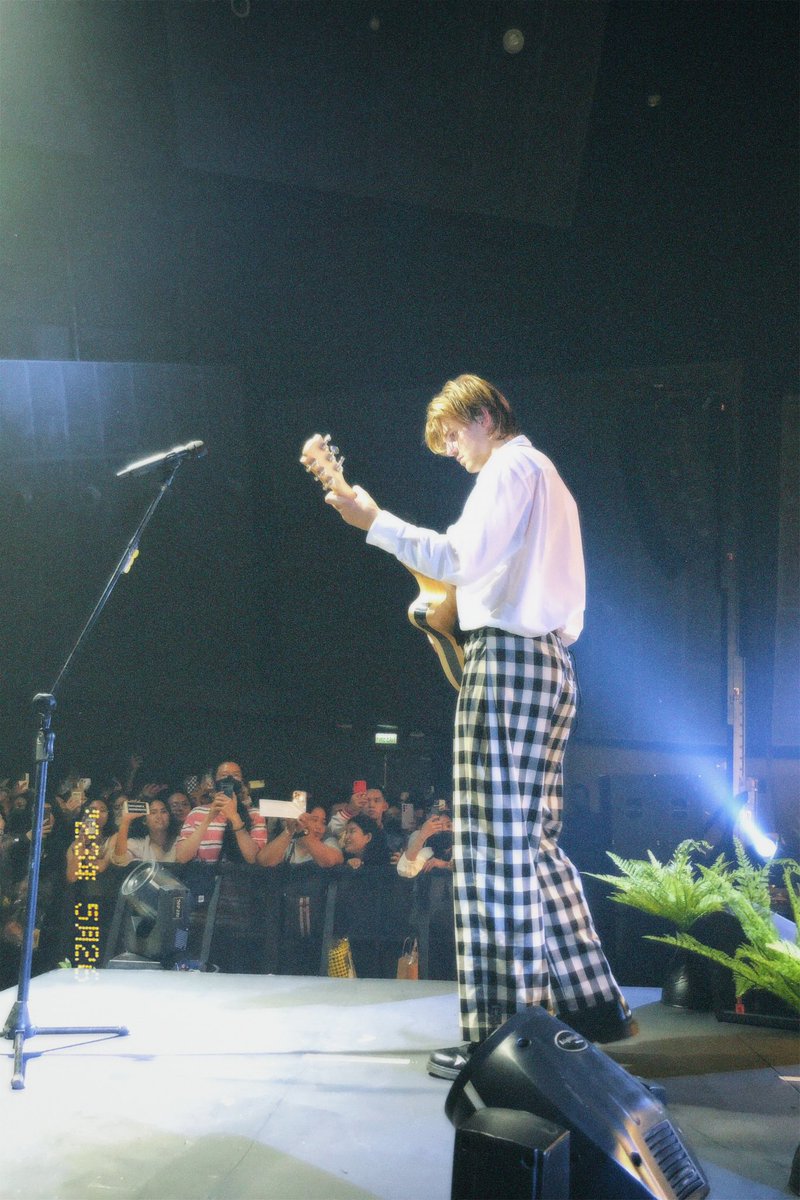 ruelotonin's tweet photo. ruel films — manila 052623 ✧˖°.

take me back to your concert in manila, wishing everyday you’d come back again. miss u sm @oneruel 🥹 https://t.co/CG6QP6Jb4B