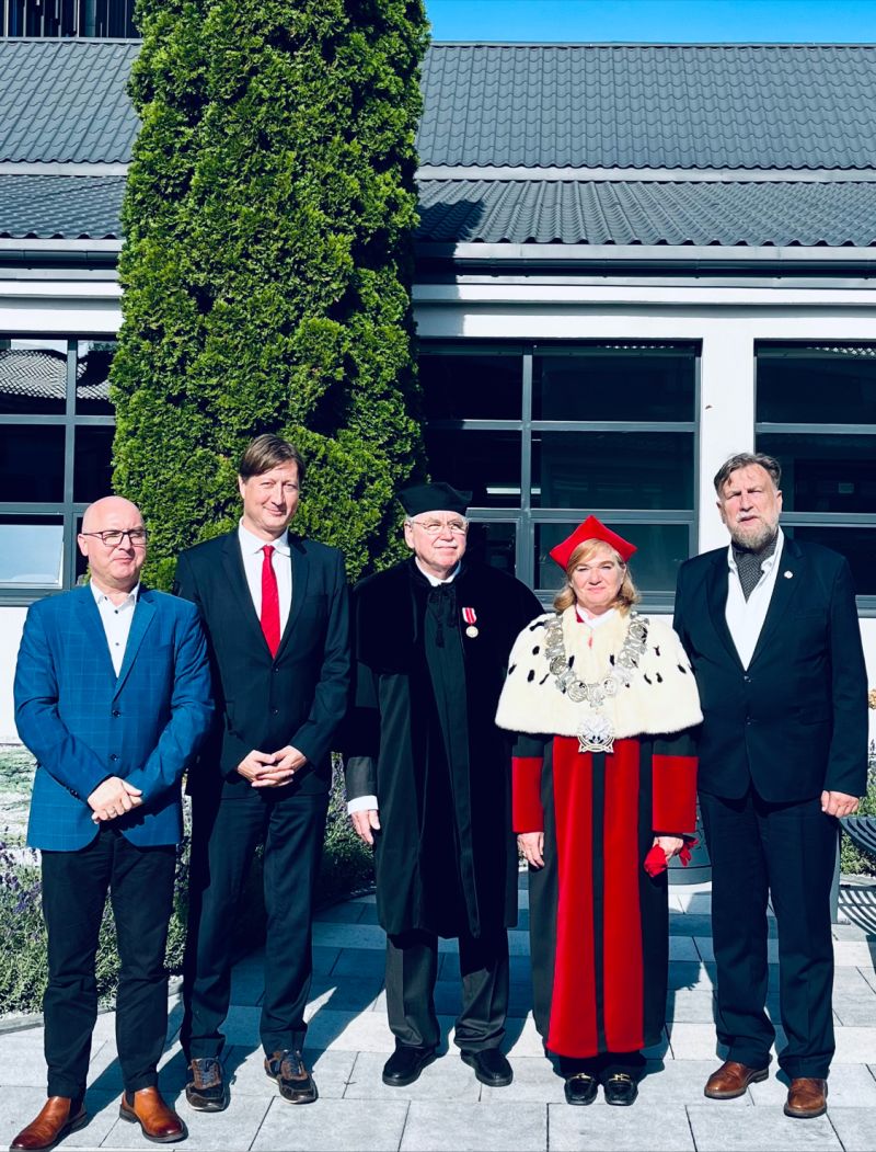 Prof. Maciej Henneberg, long-standing IEM Academic Guest & friend, has received an honorary doctorate from the University of Lodz. We are very happy for you, Maciej, you deserve it!