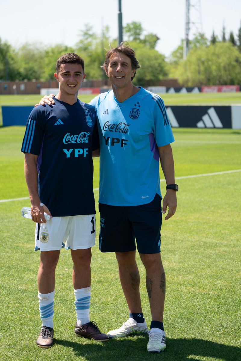 🇦🇷🇦🇹 Cuatro Sub 23 fueron convocados ayer para entrenar con los campeones del mundo y uno de ellos fue el Vasquito Benedetti. Luifa fue profe del Vasco en 9na hace 8 años, ayer se reencontraron en la cúspide. Estudiantes y la Selección siguen escribiendo capítulos juntos.