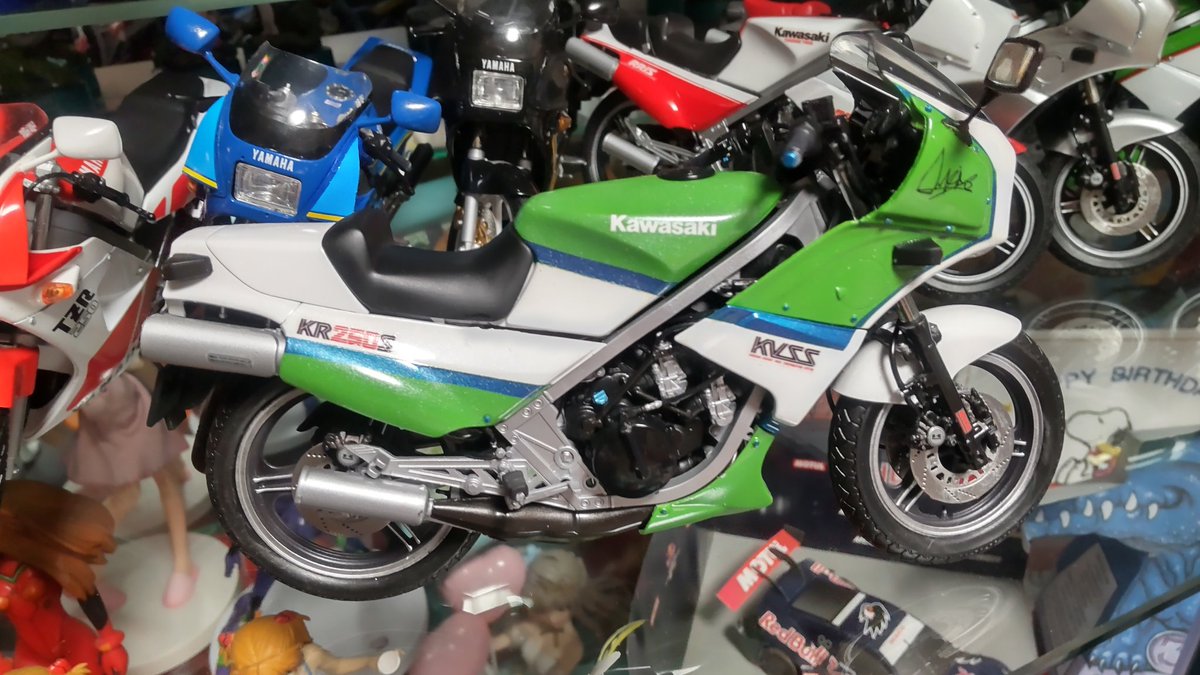 tecchan521's tweet image. 所有しているKR250Sの再現完成
･KVSS配管、モーター追加
･ミラーのカウルマンウント化
･自作デカール(タンクロゴは実車もオリジナル)
･マイカ風塗装
･カウルビス、オイル口キャップのアルマイト風塗装

 #ハセガワ
 #KR250
 #KR250S改造