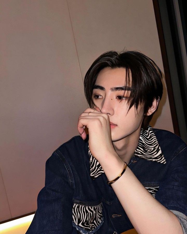corblursadness's tweet photo. ——— #PartyNightByสโม

⠀⠀blue ? like my jeans 👖 https://t.co/5OY9fgWmFT