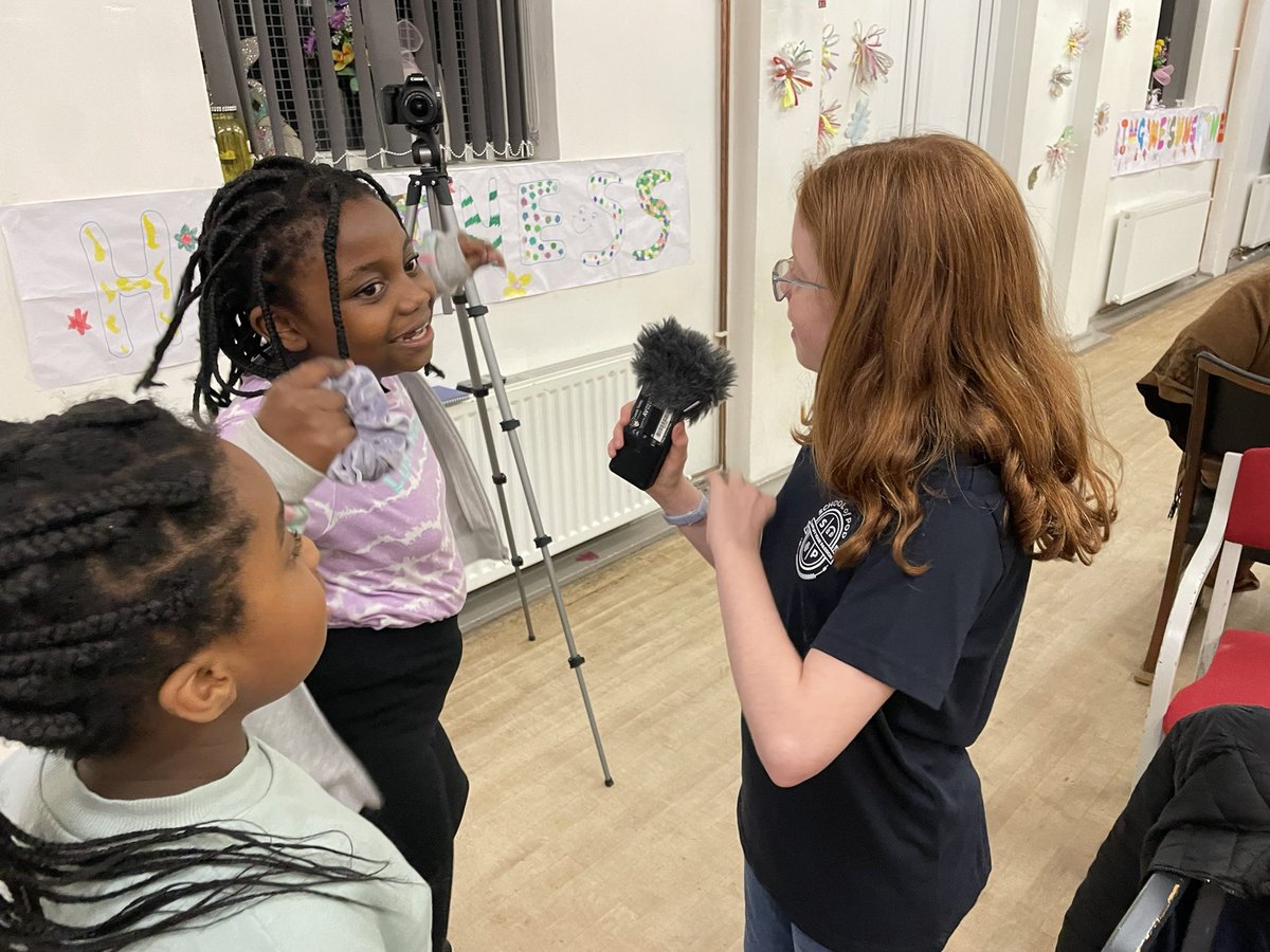SchoolOfPod1's tweet photo. Amazing session last night for School Of Pod - all about interviews! 

#podcast #interview #podcaster #radio #broadcasting https://t.co/D3amdbTjrQ