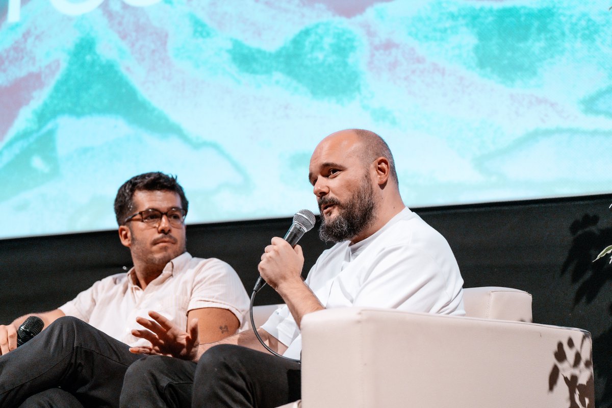 🎙Fue un placer contar con el ensayista y poeta #RamónAndrés y el artista @exflamenco en este encuentro. Una reflexión sobre las barreras entre arte y literatura, música y poesía, y la interconexión de las artes como camino hacia la innovación y expresión auténtica. 🏷 @CCultura