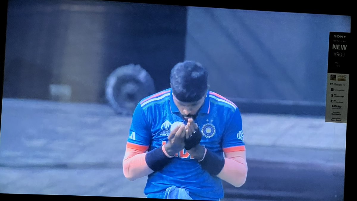 abhi_doifode's tweet photo. Yeh mantra ek bar mujhe mil jaye then it will be over for you all 😤🫡#INDvsPAK #ICCCricketWorldCup #HardikPandya https://t.co/YPsSWg4wyg