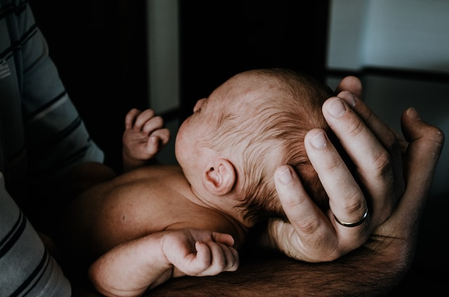 BiogenBR's tweet photo. A CONSCIÊNCIA PODE SURGIR ANTES MESMO DE NASCERMOS, MOSTRAM AS EVIDÊNCIAS

DOI: 10.1016/j.tics.2023.08.018
Credibilidade: 999
#Nascimento

Se você observar uma criança olhando maravilhada para a vela tremeluzente em seu primeiro bolo de aniversário, fica claro que algo está acontecendo por trás daqueles olhos grandes e inocentes.

Nem sempre foi assim. Retrocedendo no tempo, do bebê curioso ao recém-nascido e ao óvulo fertilizado, essa consciência se torna cada vez mais difícil de reconhecer.

Para além do desafio filosófico de definir a consciência, os cientistas também tiveram dificuldade em identificar com precisão quando uma rede de neurónios em desenvolvimento tem complexidade suficiente não apenas para sentir, mas também para perceber o seu entorno.

Alguns sugerem que a consciência surge muitos meses após o nascimento, não muito antes do primeiro aniversário. Outros afirmam que nossos primeiros momentos de consciência poderiam ocorrer logo após o nascimento.

“Quase todas as pessoas que seguraram um bebé recém-nascido já se perguntaram como é ser um bebé, se é que é alguma coisa”, diz Tim Bayne, filósofo da Universidade Monash, na Austrália.

“Mas é claro que não conseguimos lembrar-nos da nossa infância, e os investigadores da consciência discordam sobre se a consciência surge ‘cedo’ (no nascimento ou pouco depois) ou ‘tarde’ – por volta de um ano de idade, ou mesmo muito mais tarde.”

Para resumir o estado atual do progresso sobre o tema, Bayne e uma pequena equipe de neurocientistas e filósofos da Austrália, Alemanha, EUA e Irlanda conduziram uma revisão da literatura até à data.

De acordo com as suas descobertas, há provas suficientes para argumentar a favor de um estado precoce de consciência, que poderia operar muito antes do nascimento.

A consciência é o buraco negro da neurologia; uma singularidade escondida por um horizonte de eventos de experiência subjetiva que ninguém mais pode acessar. Só podemos presumir que outros cérebros – como o nosso – podem transformar vibrações acústicas em canções de alegria e tristeza, ondas eletromagnéticas em céus azuis e pores do sol quentes, ou o cheiro da pele em segurança maternal.

Sem qualquer forma significativa de distinguir a acção consciente da reacção inconsciente, uma teoria física da consciência humana continua a desafiar os investigadores. Mal entendemos como isso funciona dentro de um cérebro maduro, muito menos ainda em construção.

As implicações também não são triviais, estendendo-se além da neurologia, chegando à computação, à ética e até mesmo ao direito.

...
https://t.co/fstHOTXtLu