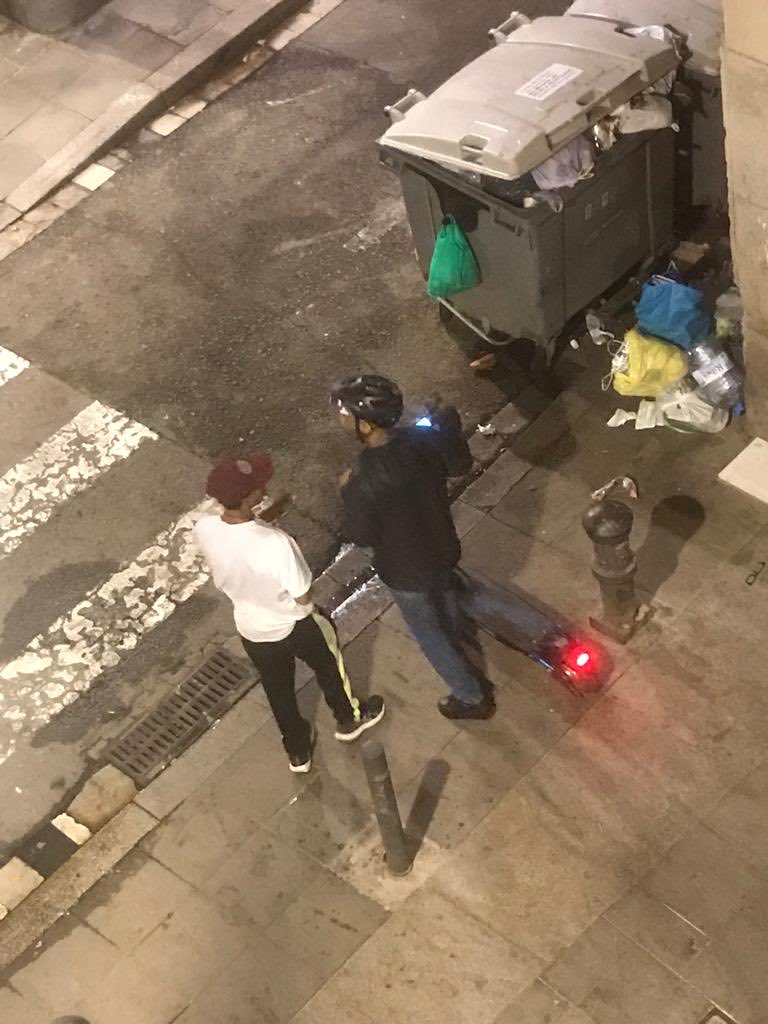 Ermi55313's tweet photo. Esperando la droga calle sant bertran llamas 112 y te dicen mossos q no vienen q hablemos con políticos https://t.co/KTZGSUzo0q